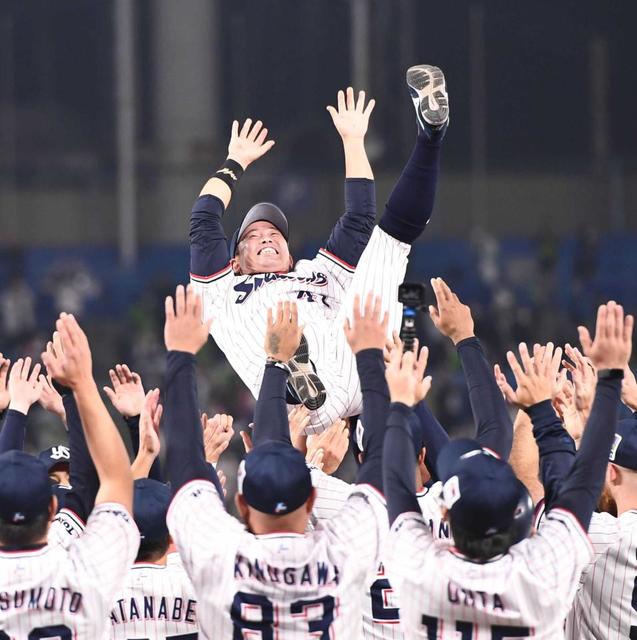 ヤクルト雄平「幸せな現役生活」　引退試合で六回から守備＆有終の左前打