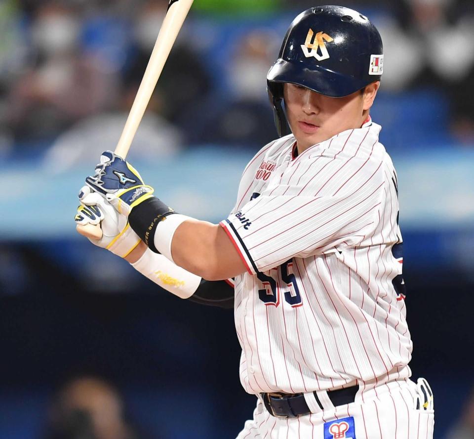 　２回、空振り三振に倒れる村上