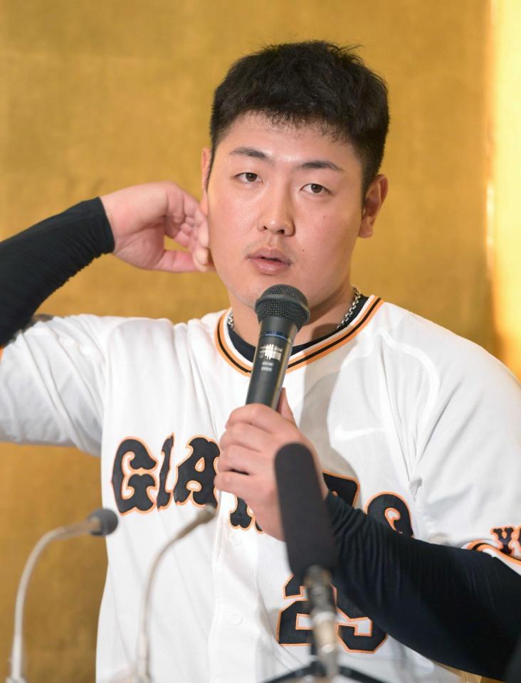 　東京ドームＭＶＰ賞の会見に出席した岡本和（撮影・金田祐二）