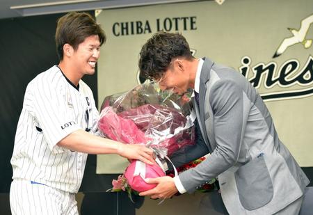 中村奨（左）から花束を渡されるロッテ・鳥谷（撮影・佐藤厚）
