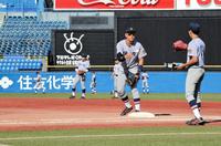 試合前ノックに参加する慶大・清原