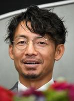 笑顔で現役生活を振り返るロッテ・鳥谷敬＝ＺＯＺＯマリンスタジアム（撮影・佐藤厚）