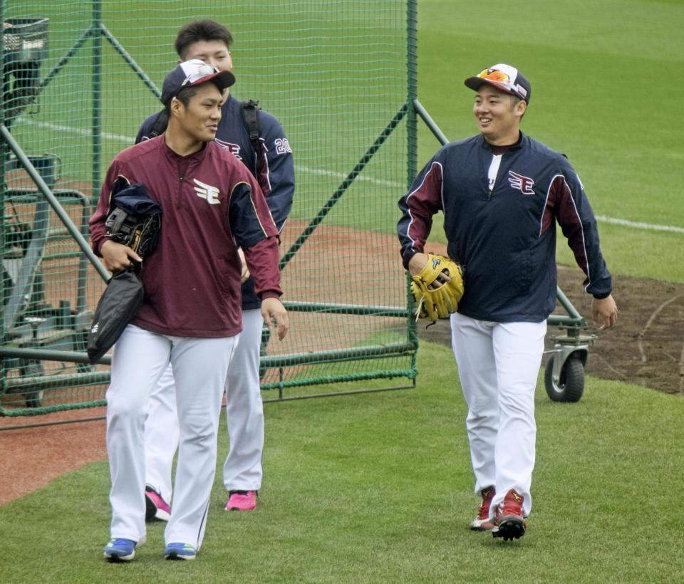 　１軍の全体練習に合流し、則本昂（左）と話す松井