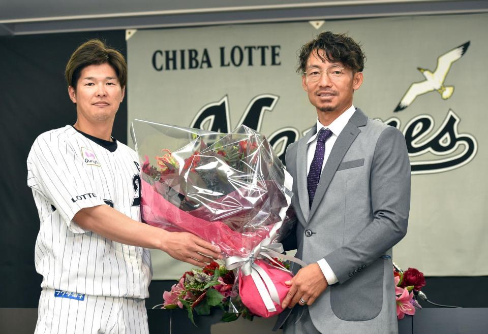 中村奨（左）から花束を渡されるロッテ・鳥谷（撮影・佐藤厚）