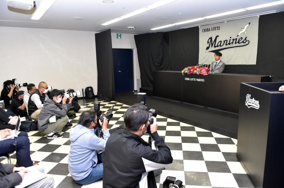 ＺＯＺＯマリンスタジアム内で行われたロッテ・鳥谷敬の引退会見（撮影・佐藤厚）