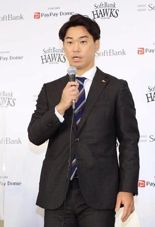 　就任記者会見するソフトバンクの長谷川１軍打撃コーチ＝３日、ペイペイドーム（球団提供）