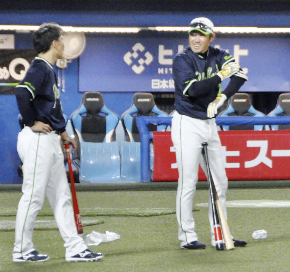 　チームに合流したヤクルト・内川（右）＝神宮