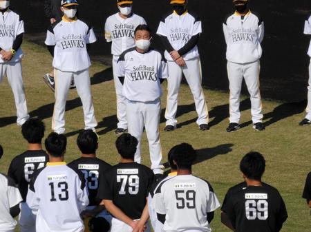 　ナインの前で訓示を行う藤本監督（中央）