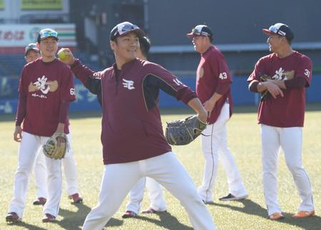 　練習でノックを受ける則本昂（撮影・開出牧）