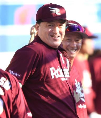 リラックスした表情で練習を見守る石井監督（撮影・開出牧）