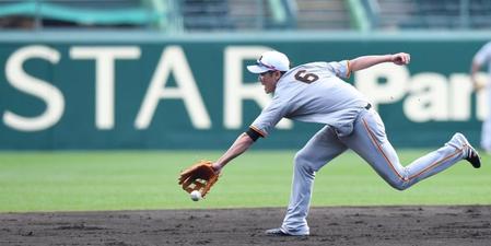 　ノックのボールを追いかける坂本（撮影・北村雅宏）