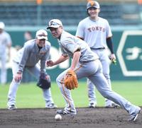 　ノックのボールを追いかける坂本（撮影・北村雅宏）