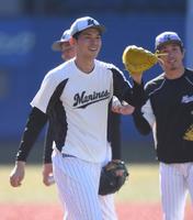 　練習で笑顔を見せる佐々木朗（撮影・開出牧）