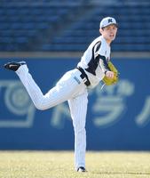 気合の入ったキャッチボールを見せる佐々木朗（撮影・開出牧）