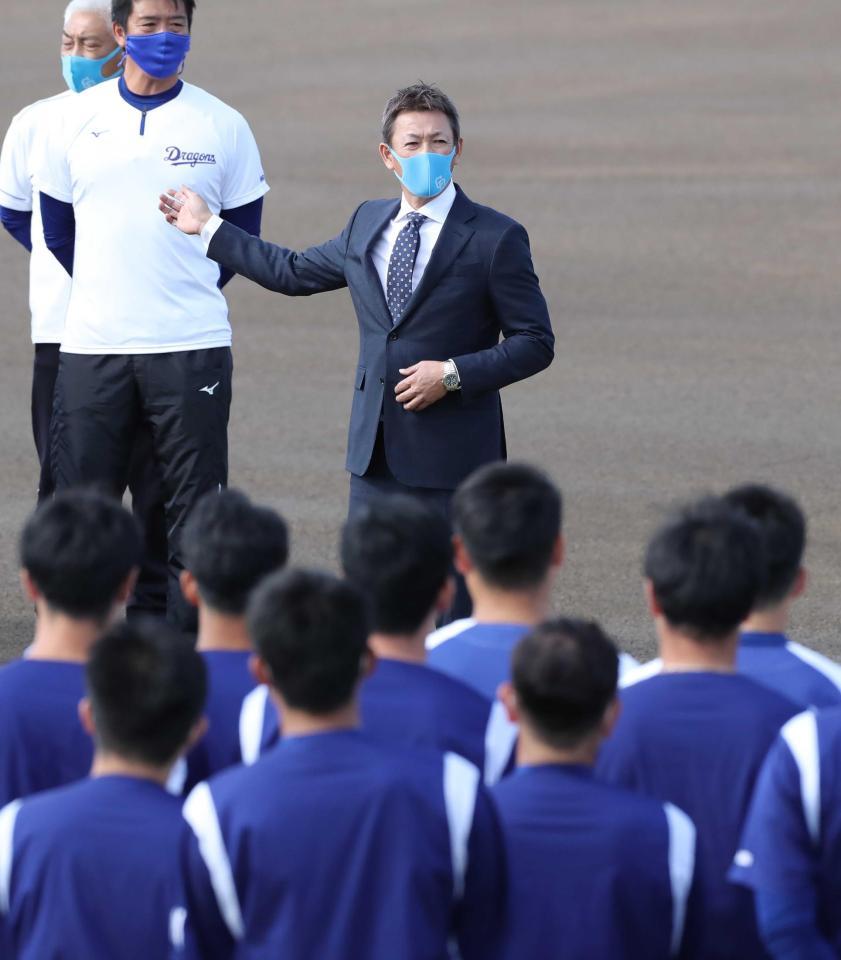 　秋季キャンプが始まり、ナインらの前であいさつする立浪監督