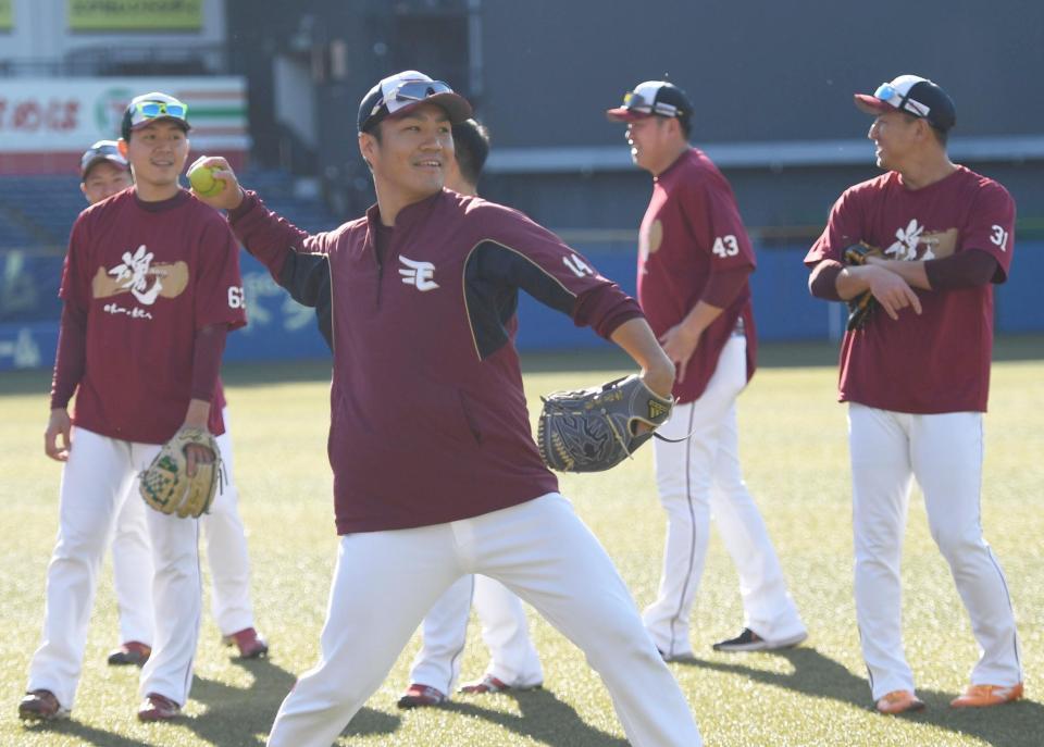 　練習でノックを受ける則本昂（撮影・開出牧）