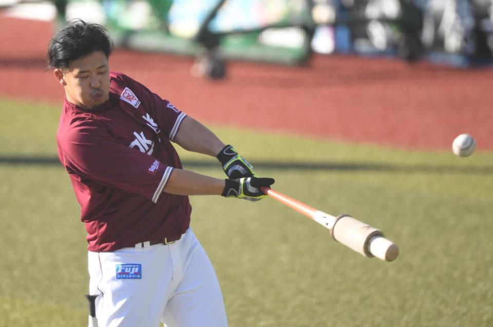 　ティーバッティングを行う浅村（撮影・開出牧）