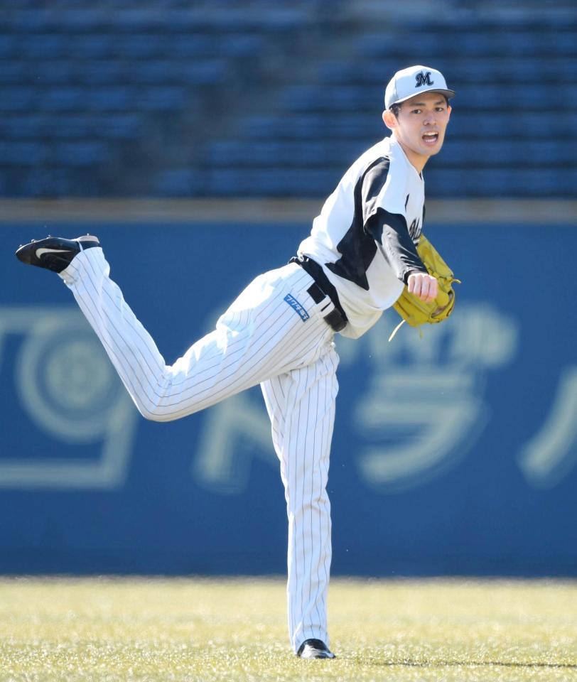 気合の入ったキャッチボールを見せる佐々木朗（撮影・開出牧）