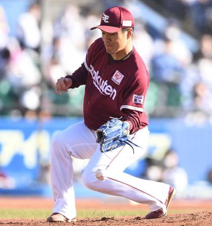 　２回、山口の痛烈な打球をグラブに当てて投ゴロに仕留める則本昂（撮影・開出牧）