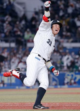 　９回、代打でサヨナラ二塁打を放ち、ガッツポーズするロッテ・佐藤都＝ＺＯＺＯマリン