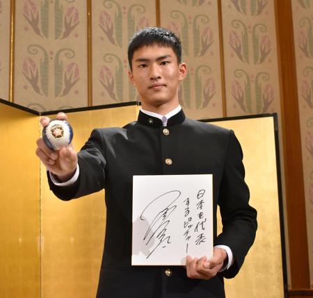 　色紙に「日本を代表するピッチャー」と決意を記した達