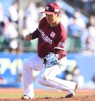 　２回、山口の痛烈な打球をグラブに当てて投ゴロに仕留める則本昂（撮影・開出牧）