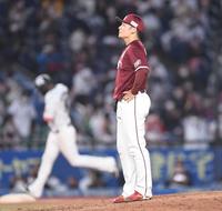 　８回、エチェバリア（後方）に左越え同点ソロを打たれぼう然と立ち尽くす松井（撮影・開出牧）