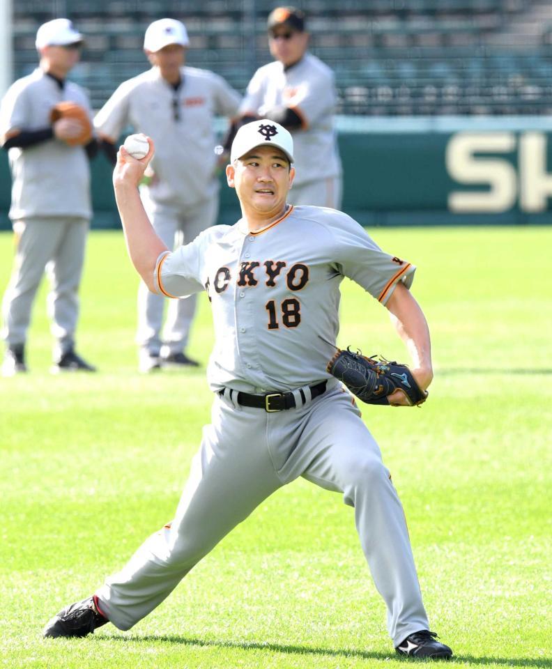 　入念にキャッチボールする菅野