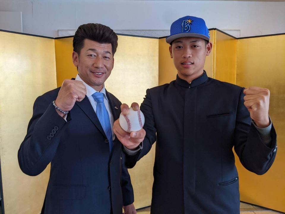 　ＤｅＮＡ・三浦大輔監督（左）と市和歌山・小園健太＝球団提供