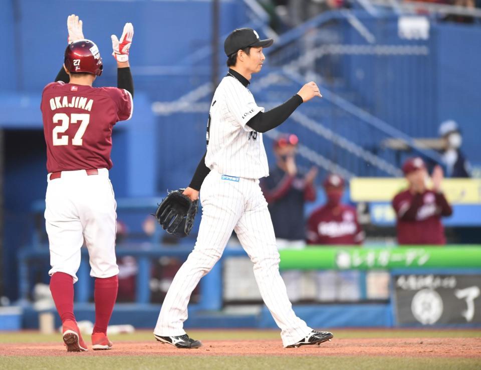 　７回、島内に走者一掃の左越え逆転適時二塁打を打たれた３番手の唐川（中央）。左は生還した岡島（撮影・開出牧）