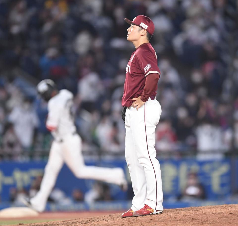 　８回、エチェバリア（後方）に左越え同点ソロを打たれぼう然と立ち尽くす松井（撮影・開出牧）