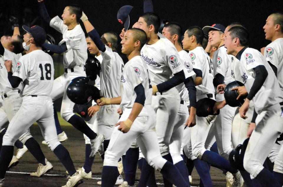 　逆転サヨナラで決勝進出し、笑顔と涙がまじる聖隷クリストファーナイン