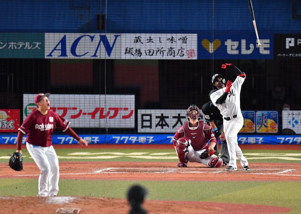 　８回、松井（左）から同点ソロを放つエチェバリア