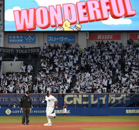 ７回、マーティンは右越えに同点本塁打を放つ（撮影・佐藤厚）