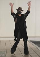 沖縄に到着し、報道陣の声がけに応える新庄監督（撮影・高石航平）