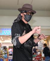 沖縄に到着し、報道陣にポーズを決める新庄監督（撮影・高石航平）