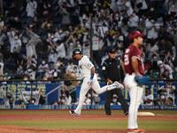 ７回裏ロッテ２死、レオネス・マーティンは右越えに同点本塁打を放つ（撮影・佐藤厚）