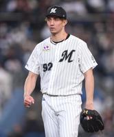 ７回、茂木を三振に仕留めガッツポーズを決めるロッテの２番手・国吉（撮影・開出牧）