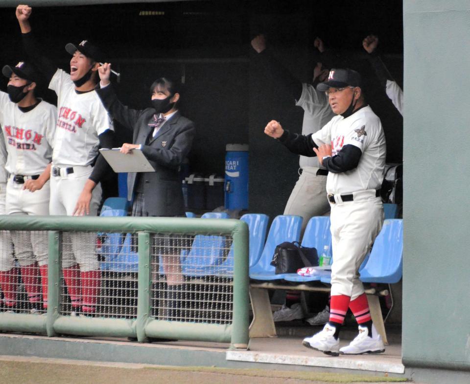 　５回に勝ち越し、ガッツポーズする日大三島・永田監督