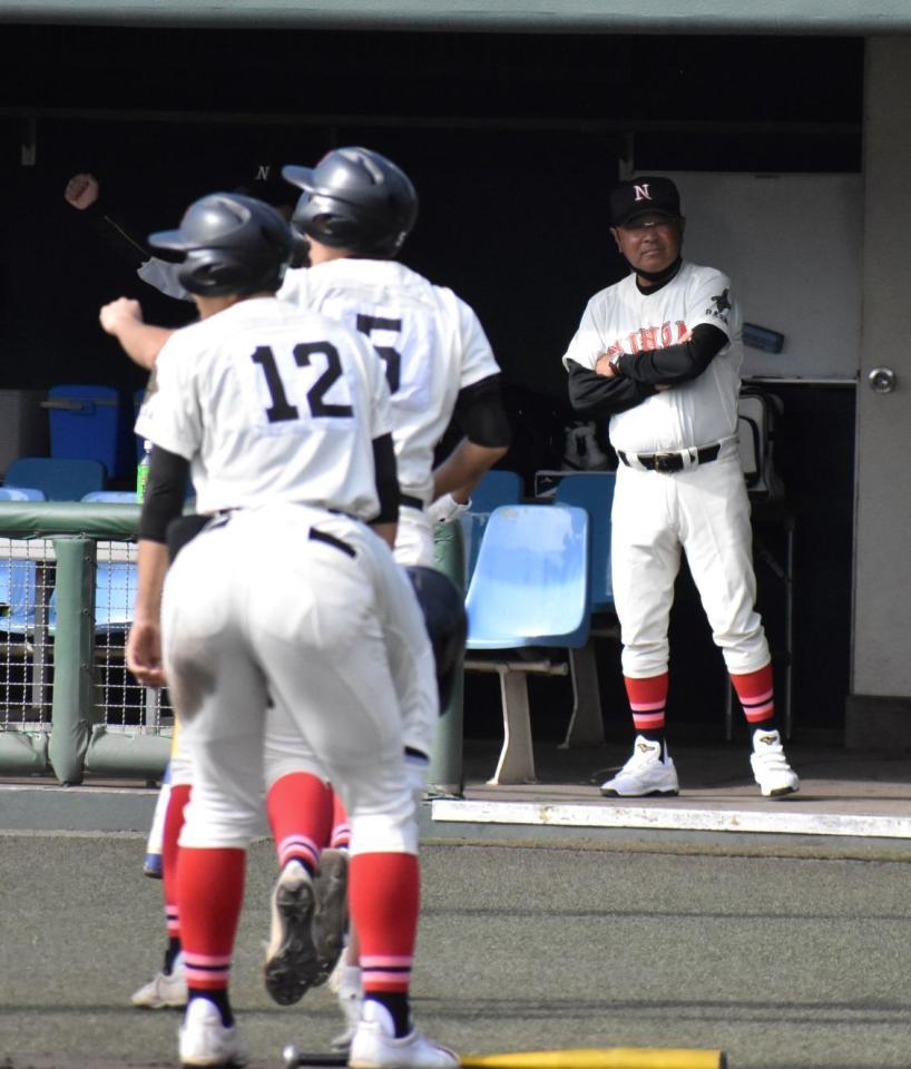 四回に逆転に成功し、笑みをこぼす日大三島・永田監督