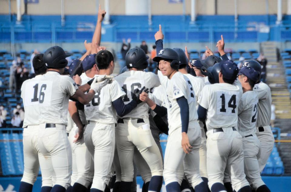逆転サヨナラで優勝し、本塁上で歓喜の輪を作る国学院久我山ナイン