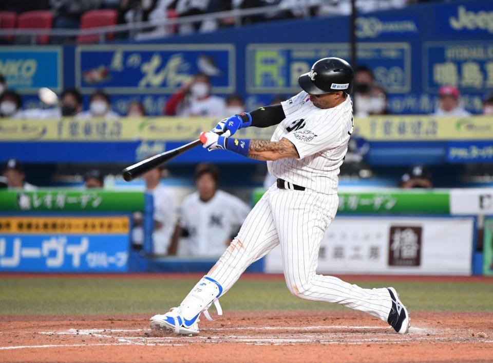 ７回、マーティンは右越えに同点本塁打を放つ（撮影・佐藤厚）