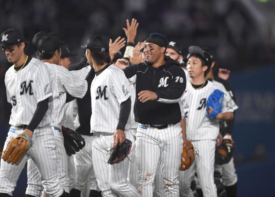 ファイナル進出を決めタッチを交わすマーティン（右手前）らロッテナイン（撮影・開出牧）