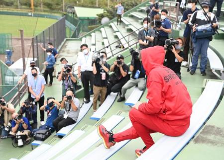 多くの報道陣に囲まれる新庄ビッグボス（撮影・高石航平）