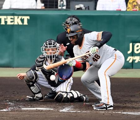 　送りバントを決めるウィーラー＝６日