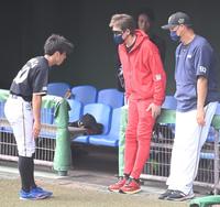 五十幡（左）からあいさつを受ける新庄ビッグボス（右は木田コーチ）＝撮影・高石航平