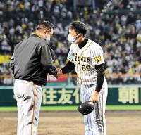 激闘を終え、巨人・原辰徳監督と握手を交わす阪神・矢野燿大監督＝甲子園