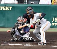 　送りバントを決めるウィーラー＝６日