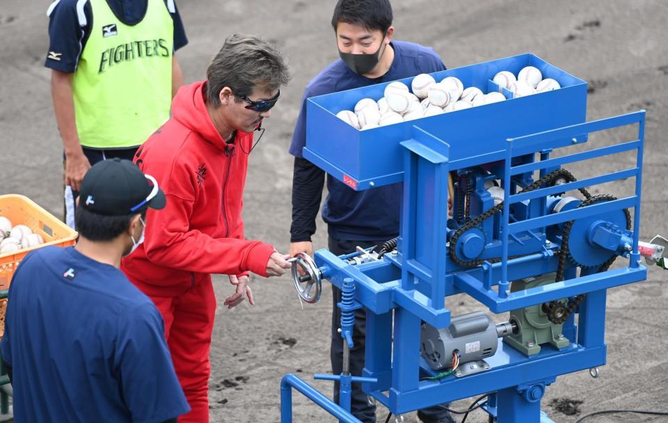 打撃マシンを調整する新庄剛志ビッグボス（撮影・高石航平）