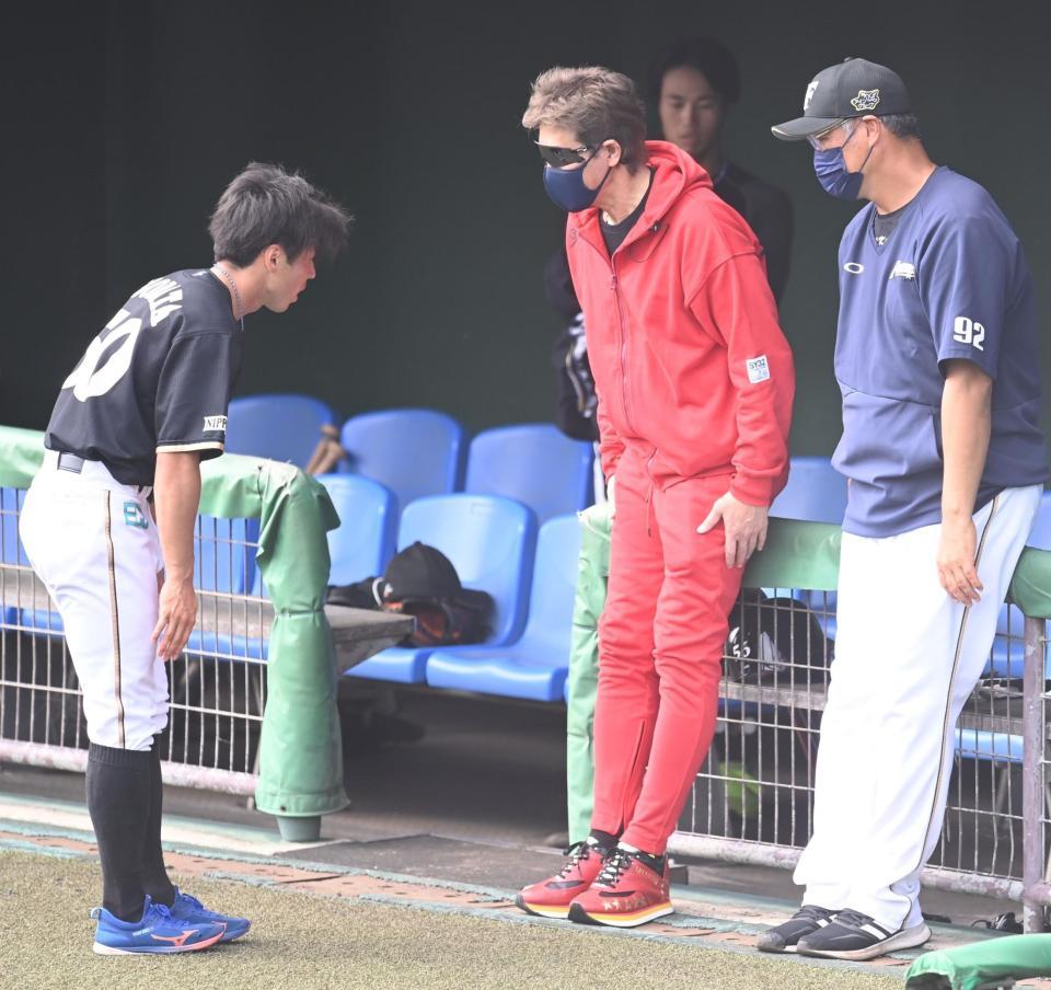 五十幡（左）からあいさつを受ける新庄ビッグボス（右は木田コーチ）＝撮影・高石航平